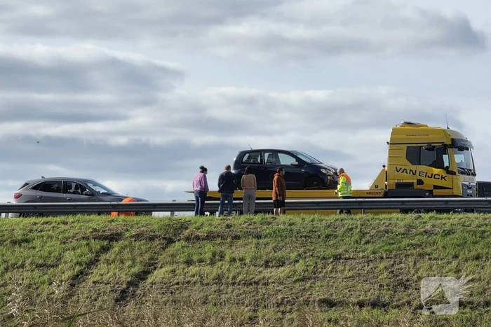 Zeven auto's beschadigd nadat ze over een object heengereden zijn wat van vrachtwagen afgevallen was