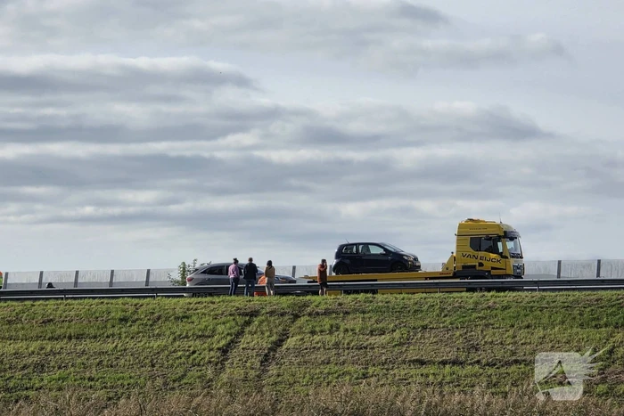Zeven auto's beschadigd nadat ze over een object heengereden zijn wat van vrachtwagen afgevallen was