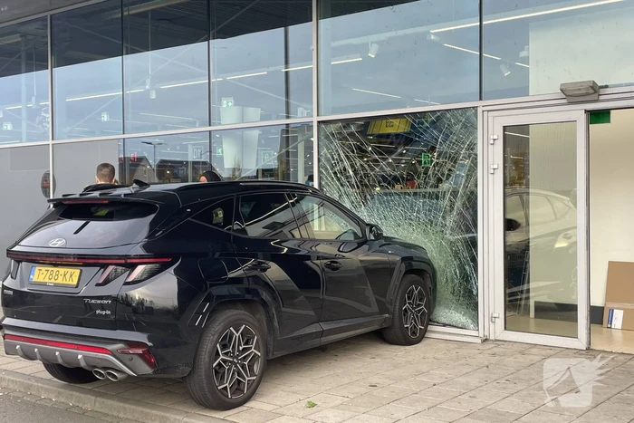Automobilist ramt gevel supermarkt