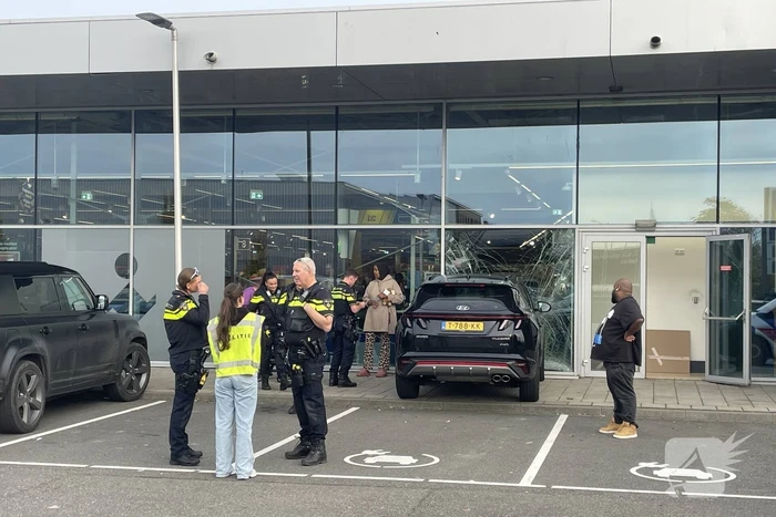 Automobilist ramt gevel supermarkt