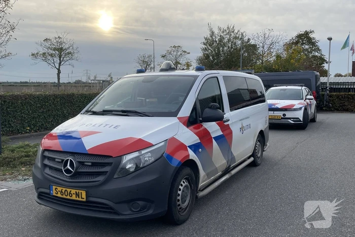 Automobilist ramt gevel supermarkt