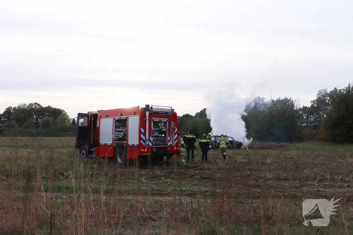 Crossauto vliegt in brand