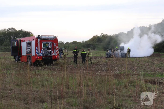 Crossauto vliegt in brand