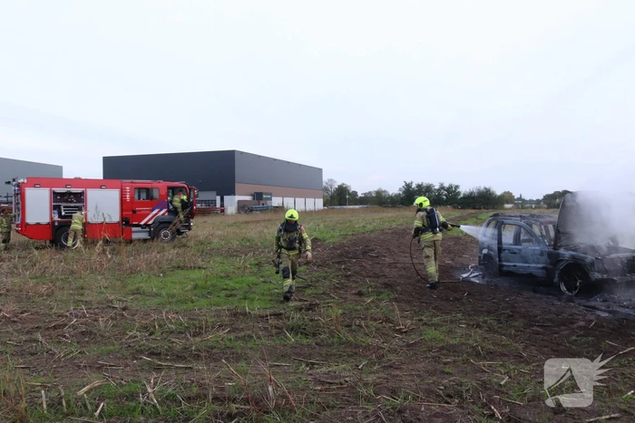 Crossauto vliegt in brand