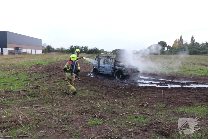 Crossauto vliegt in brand