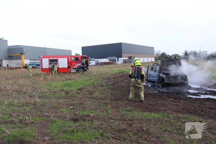 Crossauto vliegt in brand