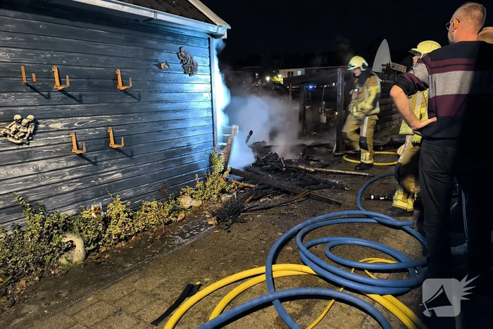 Schuur brand volledig af