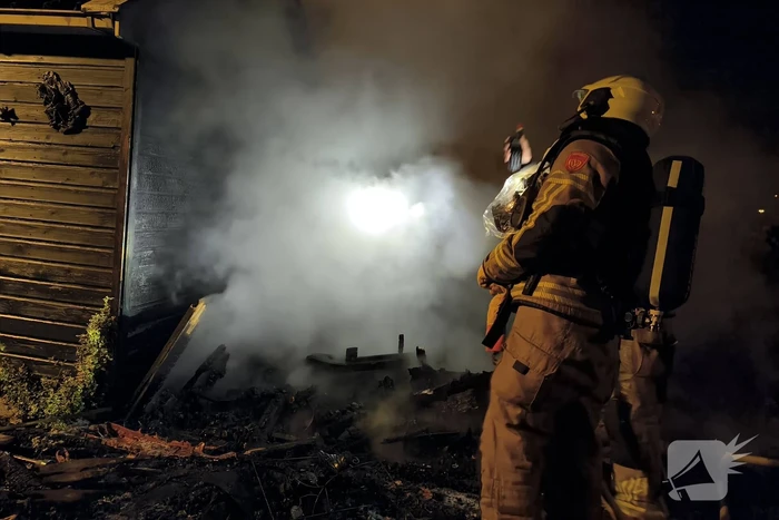 Schuur brand volledig af
