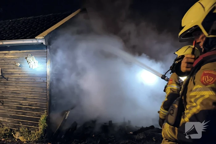 Schuur brand volledig af