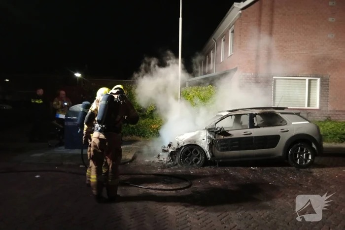 Brand verwoest auto