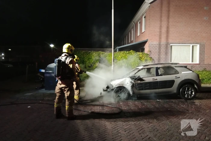 Brand verwoest auto