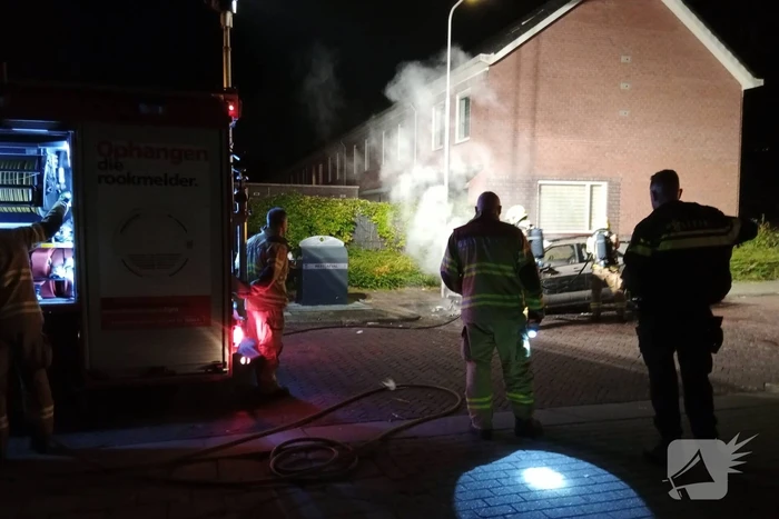 Brand verwoest auto