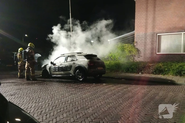 Brand verwoest auto
