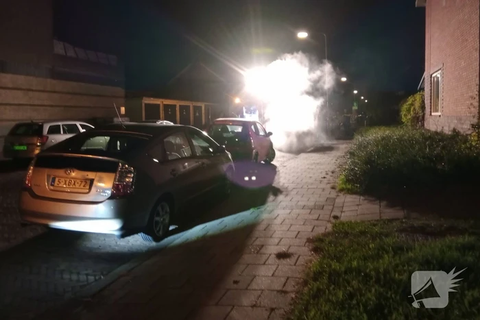 Brand verwoest auto