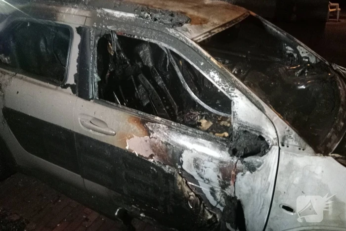 Brand verwoest auto
