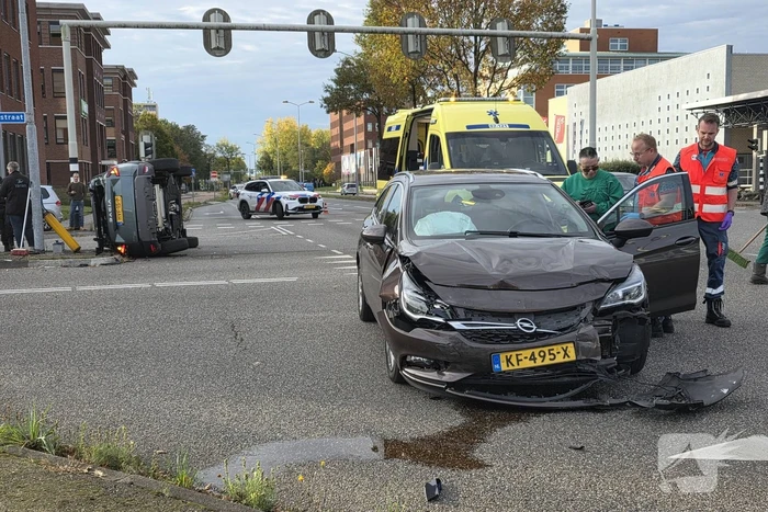 Auto op zijkant na botsing