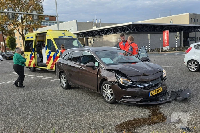 Auto op zijkant na botsing