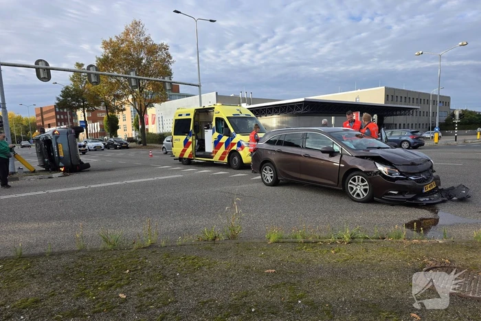 Auto op zijkant na botsing