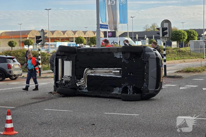 Auto op zijkant na botsing