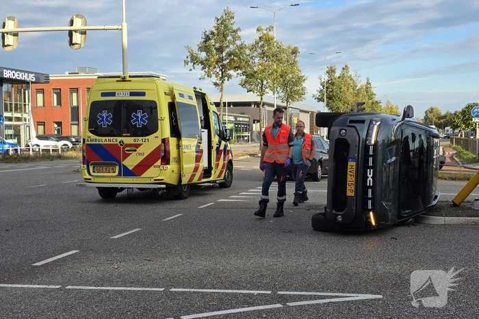 Auto op zijkant na botsing