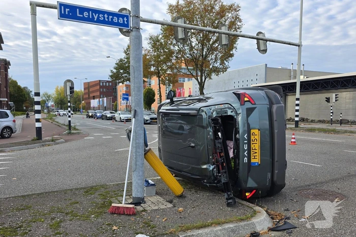 Auto op zijkant na botsing