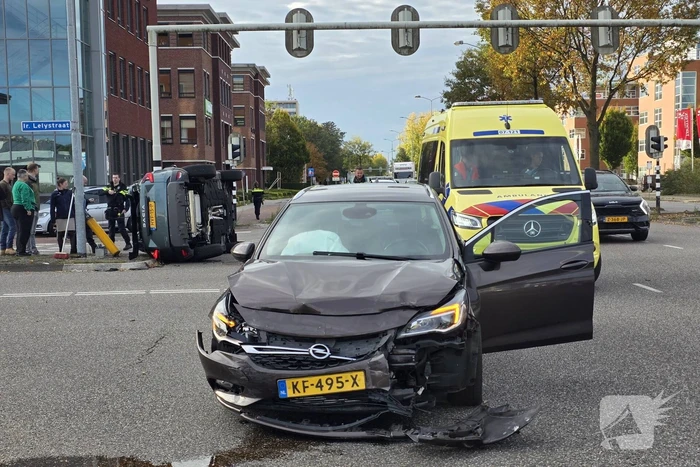 Auto op zijkant na botsing