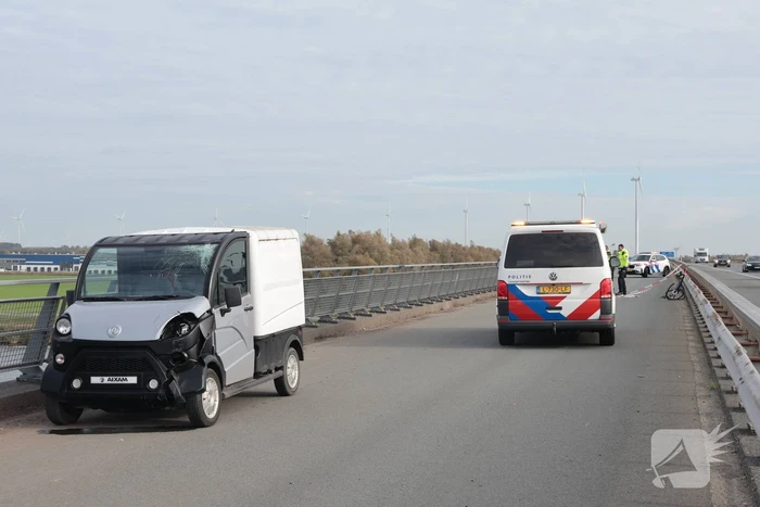 Wielrenner zwaargewond na botsing met brommobiel