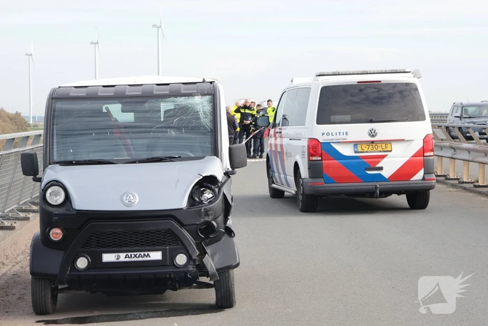 Wielrenner zwaargewond na botsing met brommobiel
