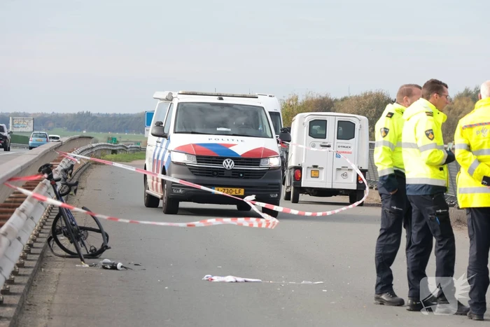 Wielrenner zwaargewond na botsing met brommobiel
