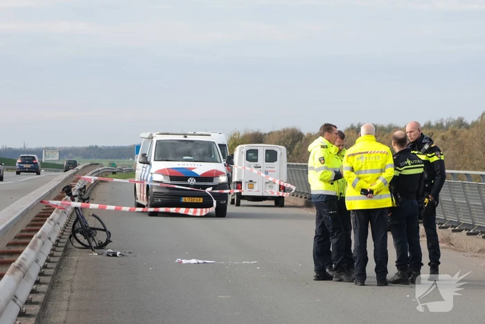 Wielrenner zwaargewond na botsing met brommobiel