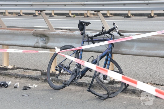 Wielrenner zwaargewond na botsing met brommobiel