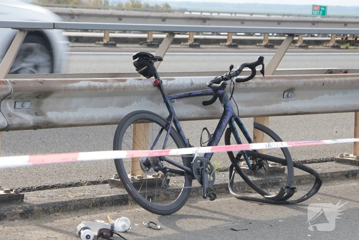 Wielrenner zwaargewond na botsing met brommobiel