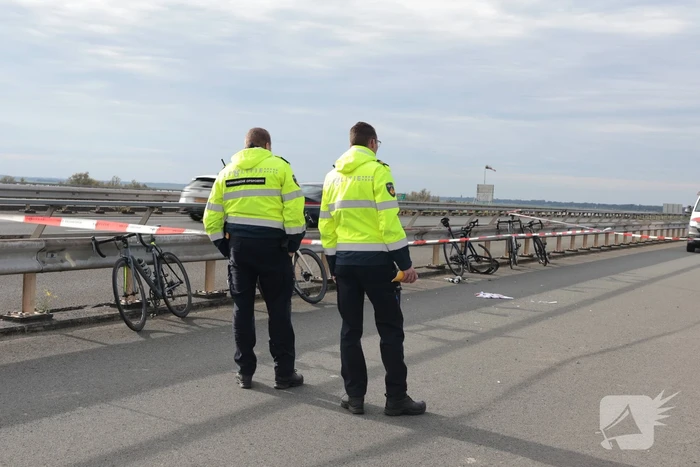 Wielrenner zwaargewond na botsing met brommobiel