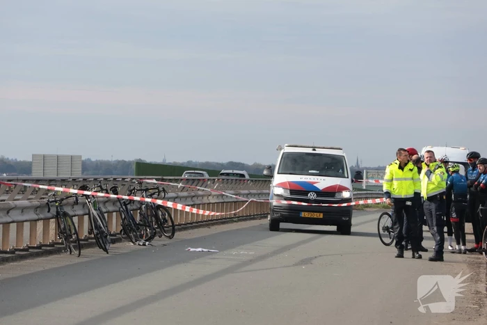 Wielrenner zwaargewond na botsing met brommobiel