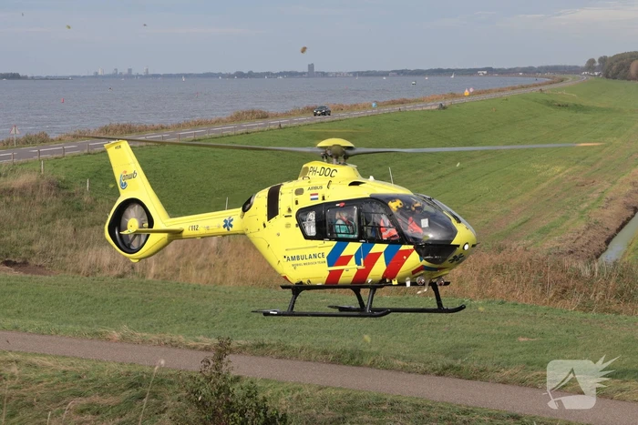 Wielrenner zwaargewond na botsing met brommobiel
