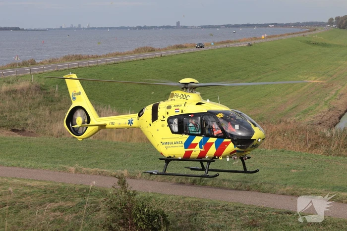 Wielrenner zwaargewond na botsing met brommobiel