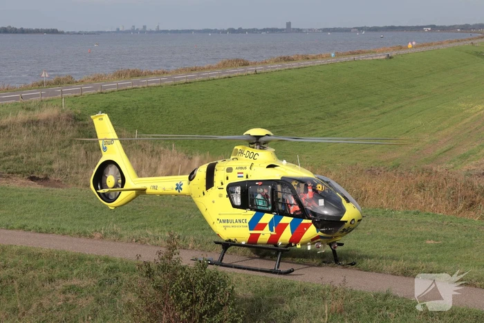 Wielrenner zwaargewond na botsing met brommobiel