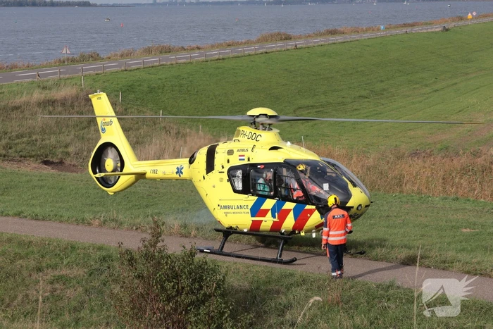 Wielrenner zwaargewond na botsing met brommobiel