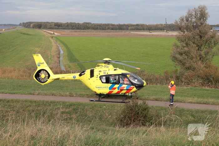 Wielrenner zwaargewond na botsing met brommobiel