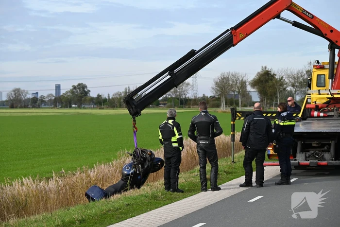 Motorrijder in sloot bij ongeval