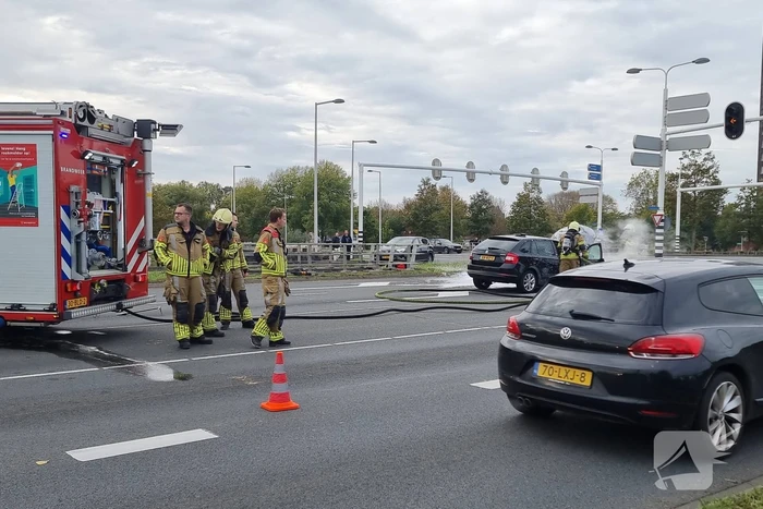 Brandweer blust brandende auto