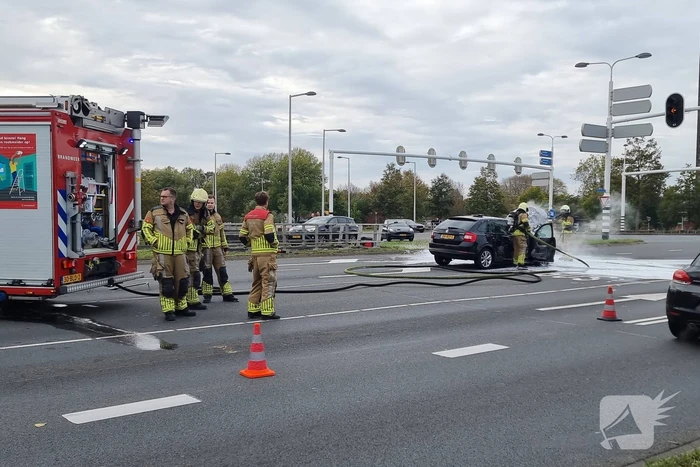 Brandweer blust brandende auto