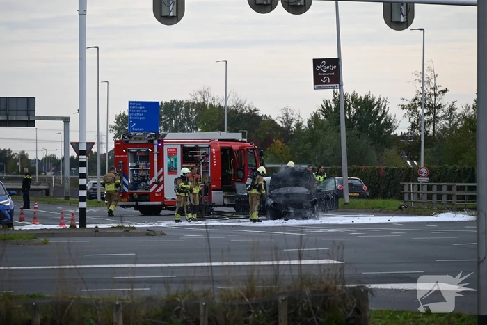 Brandweer blust brandende auto
