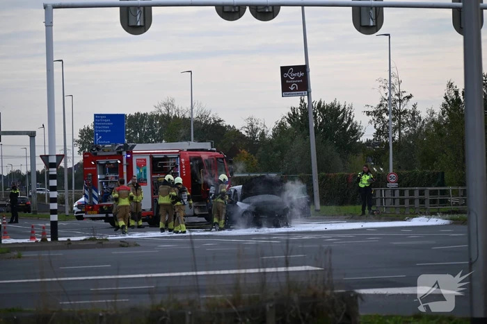 Brandweer blust brandende auto