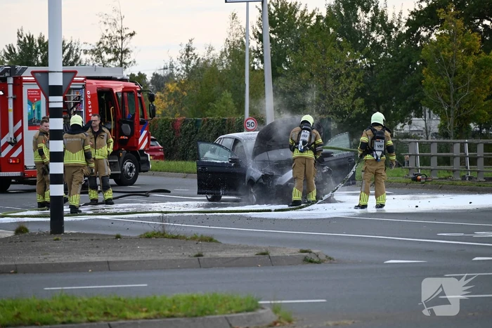 Brandweer blust brandende auto