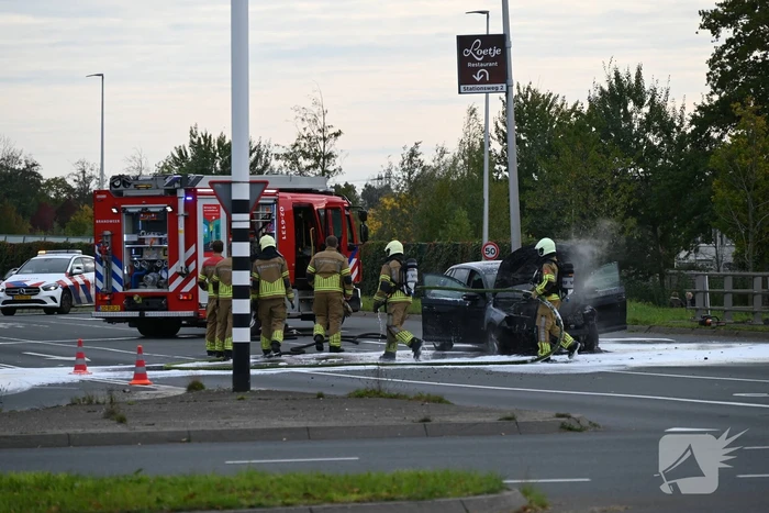 Brandweer blust brandende auto