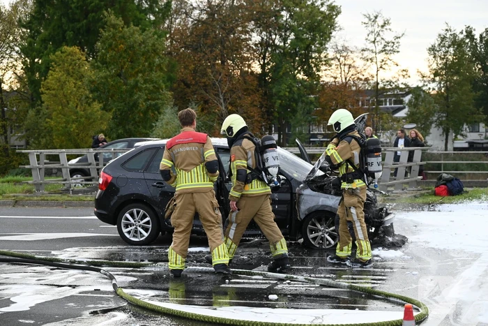 Brandweer blust brandende auto