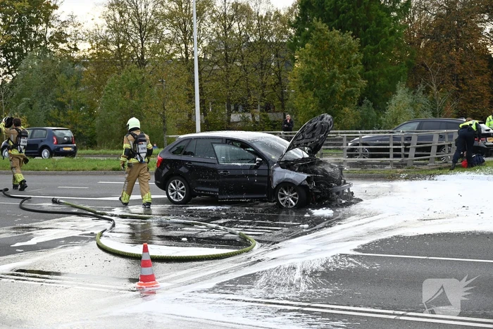 Brandweer blust brandende auto