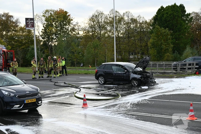 Brandweer blust brandende auto