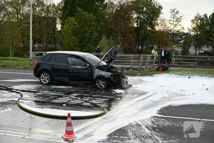 Brandweer blust brandende auto